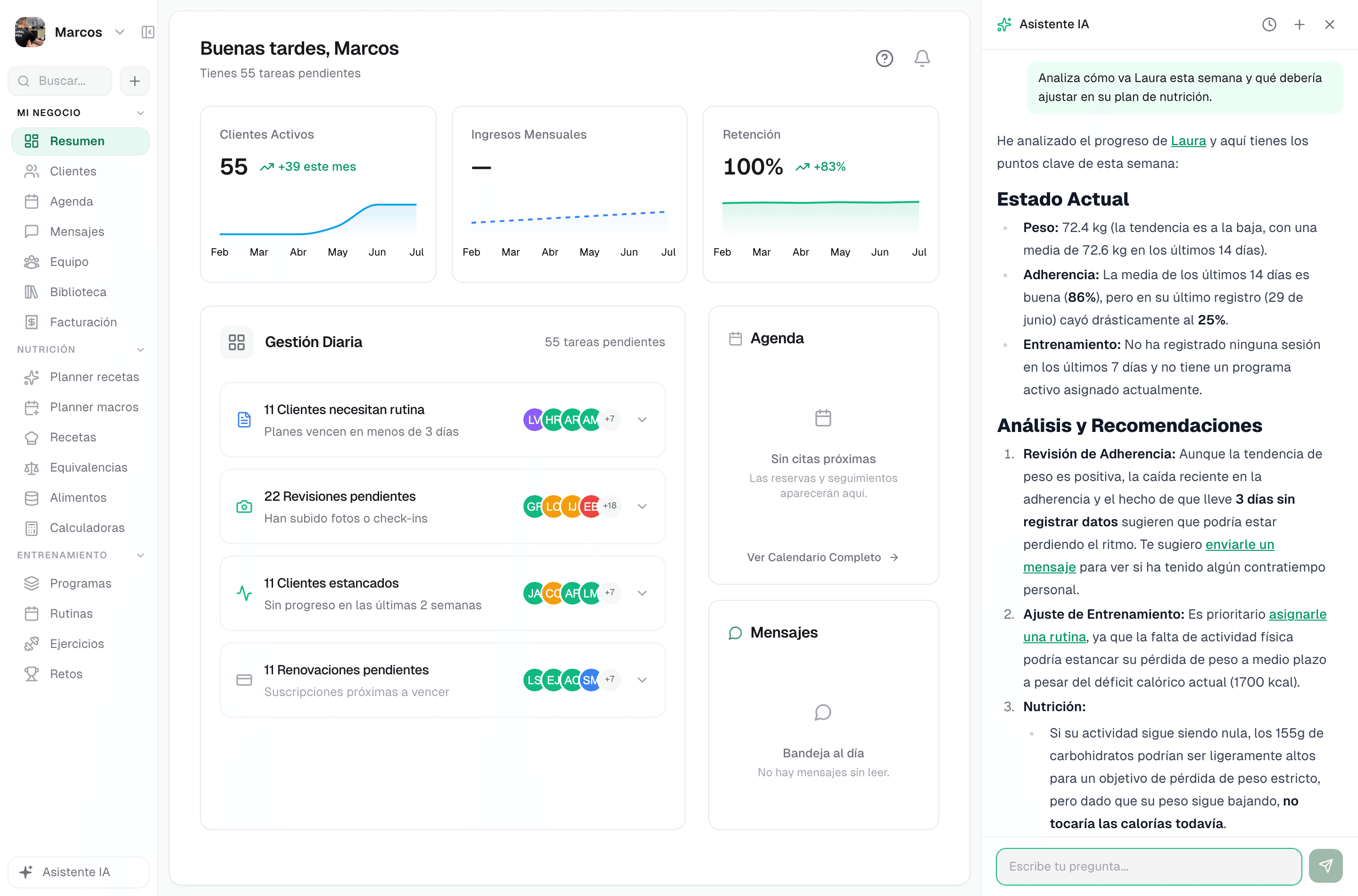 El asistente de TrainOS analizando el progreso de una clienta dentro de la aplicación: peso, adherencia y entrenamiento, con recomendaciones enlazadas a las acciones del producto